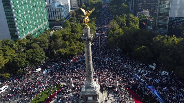 Une vue aérienne de la foule massée à Mexico.