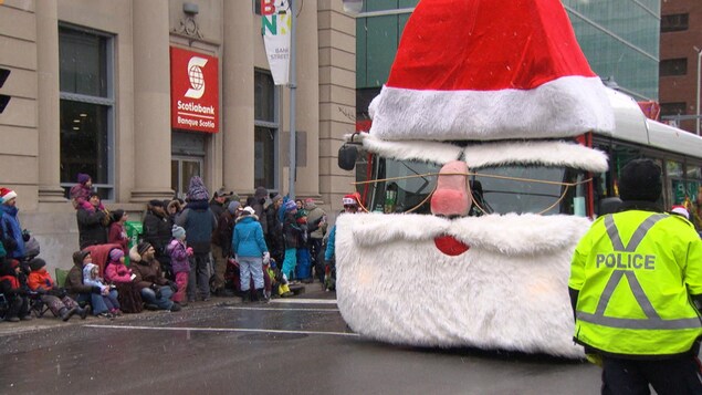 Le visage du père Noël a été recréé sur la devanture d'un autobus d'OC Transpo circulant sur la rue Bank. Le visage du père Noël a été recréé sur la devanture d'un autobus d'OC Transpo circulant sur la rue Bank.