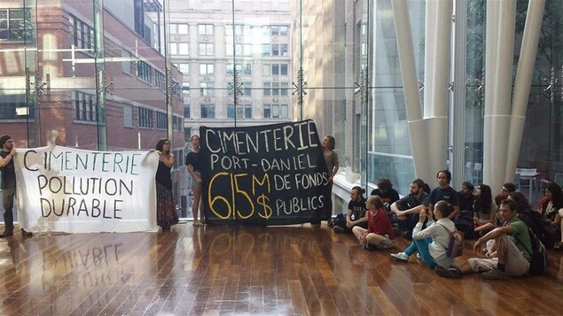 Des citoyens sont entrés tôt ce matin dans les locaux de la Caisse de dépôt et placement pour dénoncer l'investissement dans le projet de cimenterie de Port-Daniel. Des citoyens sont entrés tôt ce matin dans les locaux de la Caisse de dépôt et placement pour dénoncer l'investissement dans le projet de cimenterie de Port-Daniel.