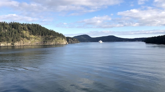 Les îles au large de l'île de Vancouver avec, au loin, un bateau. 