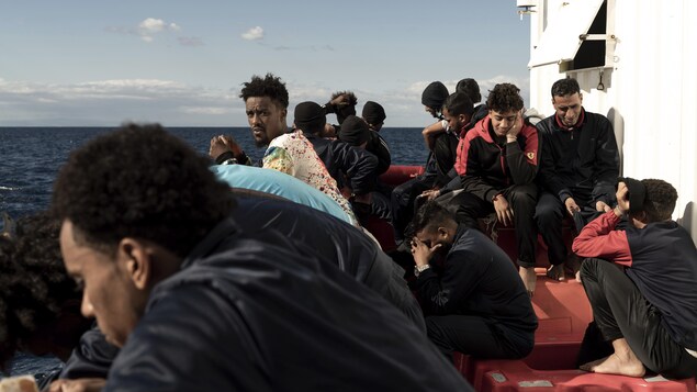 Des migrants sur le pont de l'Ocean Viking.