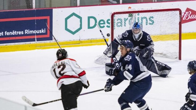 Lancé du joueur William Rouleau des Huskies de Rouyn-Noranda sur le gardien de but de l'Océanic, Matthew Dunsmoor.