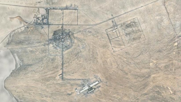 Une vue aérienne d'infrastructures dans un désert.
