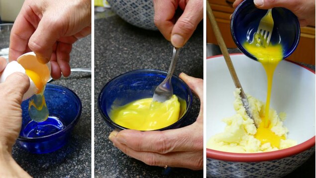 Deux mains cassent un oeuf dans un plat, le mélangent et le versent dans le mélange d'ingrédients secs. Deux mains cassent un oeuf dans un plat, le mélangent et le versent dans le mélange d'ingrédients secs.