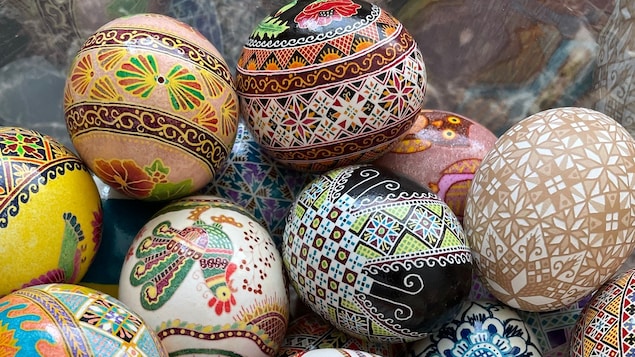 Des œufs avec des motifs comme un coq et une fleur. 
