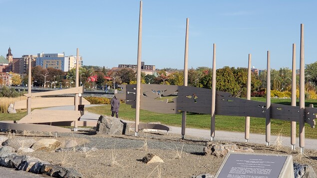 La Fascinée avec la vue sur le centre-ville de Rimouski en arrière-plan.