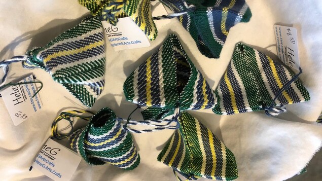 Des clochettes sont présentées dans des sacs en tissu Des clochettes sont présentées dans des sacs en tissu