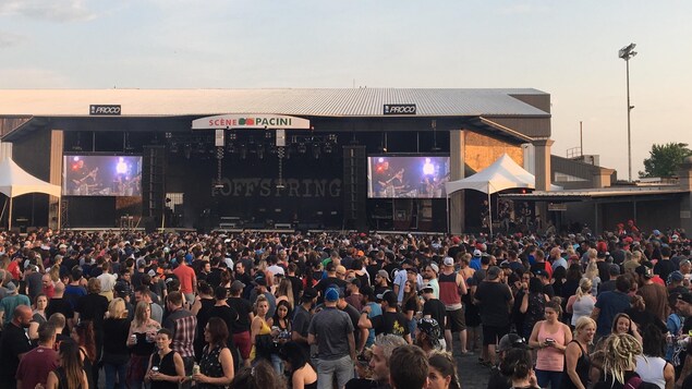 Une foule assiste à un spectacle du groupe The Offspring. 