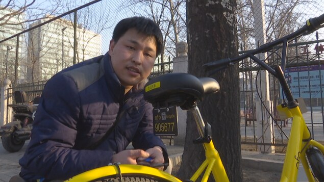 Retour à la bicyclette pour ce Pékinois attiré par le prix et la flexibilité des nouveaux vélos connectés. Retour à la bicyclette pour ce Pékinois attiré par le prix et la flexibilité des nouveaux vélos connectés.