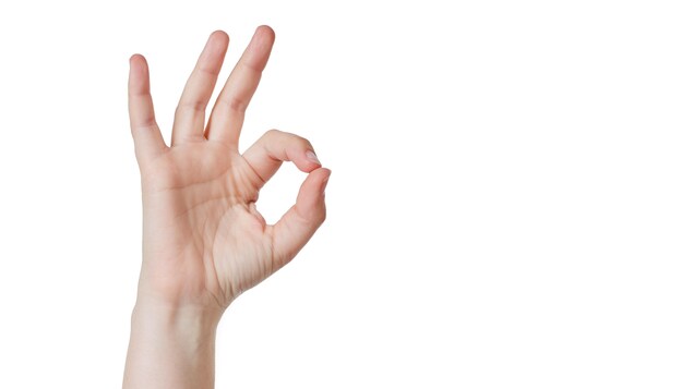 Une main droite faisant le signe ok (index posé sur le pouce, les trois autres doigts en l'air).