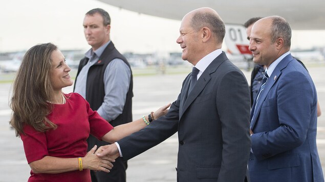 Bundespräsident Olaf Scholz (rechts) wird von der stellvertretenden kanadischen Premierministerin Chrystia Freeland begrüßt.