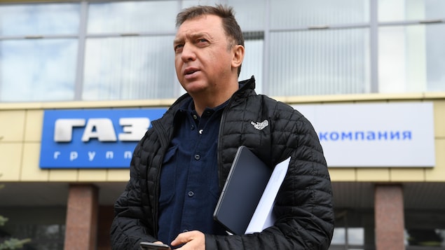 Oleg Deripaska s'adresse aux médias devant l'usine du constructeur automobile GAZ, dont il est propriétaire.