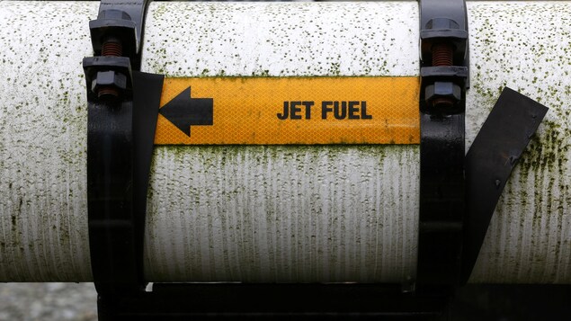 Gros plan sur un tuyau de pipeline, avec la mention (sur fond jaune) Jet Fuel.