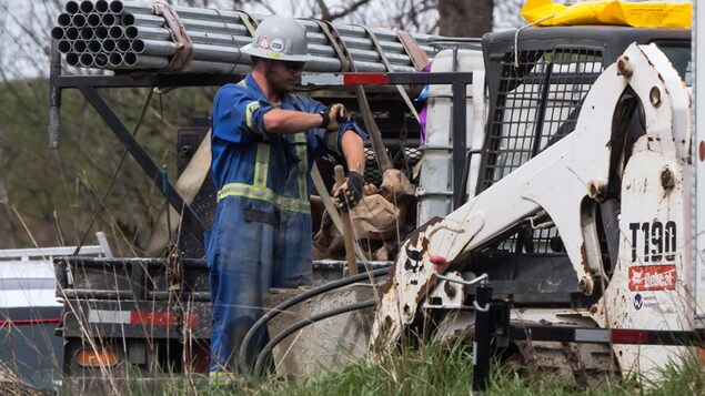 Un travailleur se remonte les manches sur le chantier du projet d'expansion de l'oléoduc Trans Mountain. Un travailleur se remonte les manches sur le chantier du projet d'expansion de l'oléoduc Trans Mountain.