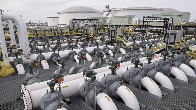 Des installations pétrolières.