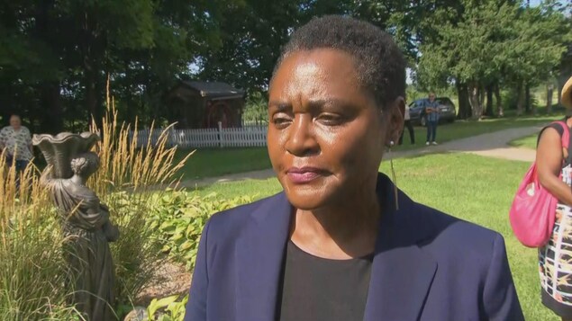 Olive Kamanyana répond aux questions d'une journaliste. Olive Kamanyana répond aux questions d'une journaliste.