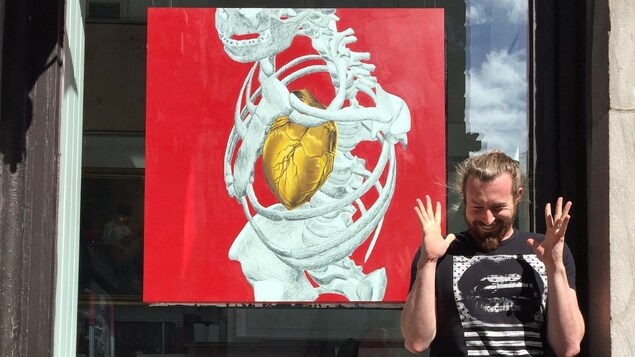 L'artiste devant la galerie d'art