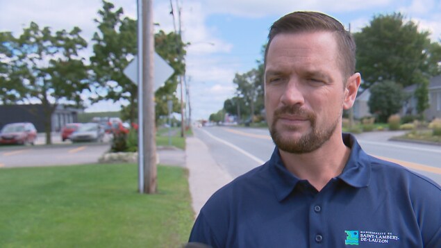 Olivier Dumais accorde une entrevue à la journaliste Nahila Bendali Amor, de Radio-Canada, en bordure de la route Bellevue. Olivier Dumais accorde une entrevue à la journaliste Nahila Bendali Amor, de Radio-Canada, en bordure de la route Bellevue.