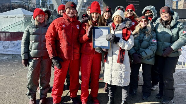 La mairesse de Toronto, Olivia Chow, entourée de membres de l'équipe olympique canadienne.