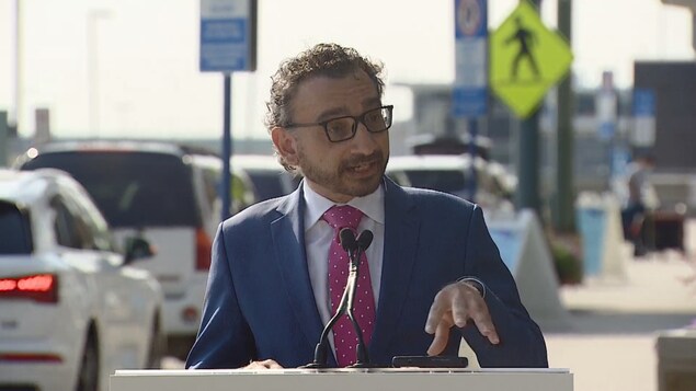 Omar Alghabra en una rueda de prensa en el aeropuerto.