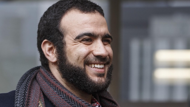 Gros plan sur le visage souriant d'Omar Khadr.
