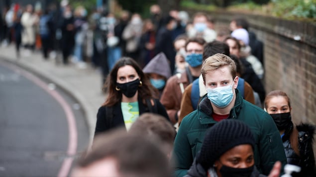 Les restrictions de voyage se multiplient dans le monde pour freiner Omicron