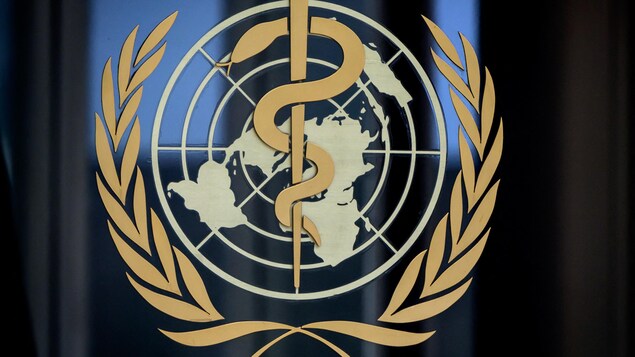 Un panneau de l'Organisation mondiale de la santé à l'entrée de son siège à Genève.