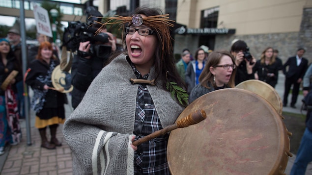 Audrey Siegl, de la communauté de Musqueam, en Colombie-Britannique, manifestait contre le projet Trans Mountain, en janvier 2016. Audrey Siegl, de la communauté de Musqueam, en Colombie-Britannique, manifestait contre le projet Trans Mountain, en janvier 2016.