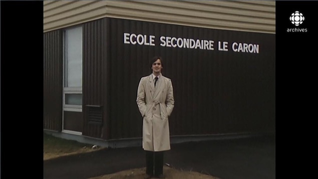 Claude Deschênes en stand-up devant l'école Le Caron