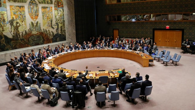 Des gens sont réunis dans l'enceinte du Conseil de sécurité de l'ONU. Des gens sont réunis dans l'enceinte du Conseil de sécurité de l'ONU.