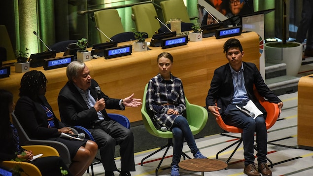 Quatre personnes assises sur une chaise