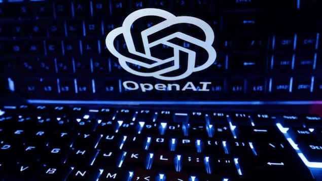 Un ordinateur affiche le logo d'OpenAI. 