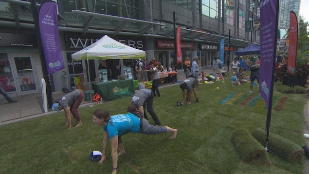 Des bénévoles transforment une partie de la rue Yonge en parc éphémère