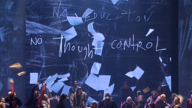 L'opéra « Another Brick in the Wall » s'inspire de l'oeuvre du groupe britannique Pink Floyd.