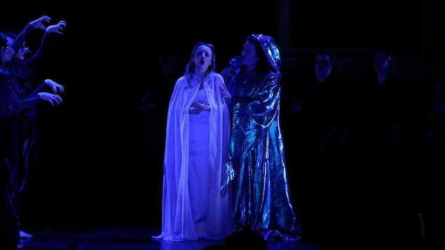 Elizabeth Boudreault et Marie-Ève Munger sur scène pendant un spectacle d'opéra.