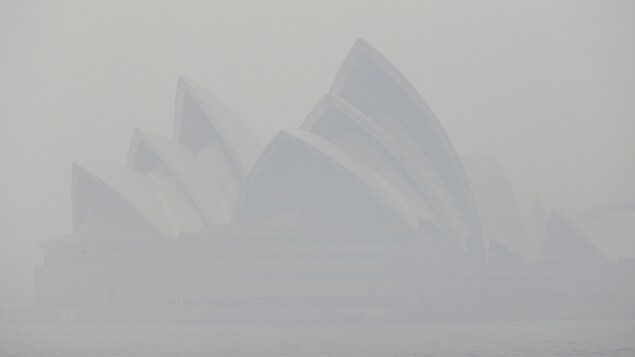 L'opéra de Sydney derrière un épais voile de fumée