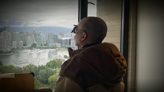 Brent Chapman regarde par la fenêtre à Vancouver.