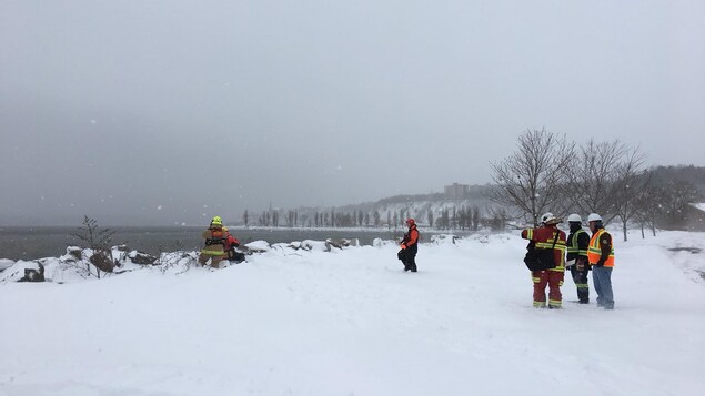 Opération de sauvetage sur le fleuve Saint-Laurent, à Québec, pour secourir l'équipage d'un canot à glace qui a chaviré. Opération de sauvetage sur le fleuve Saint-Laurent, à Québec, pour secourir l'équipage d'un canot à glace qui a chaviré.