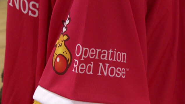 Gros plan sur le logo d'Opération Nez rouge. 