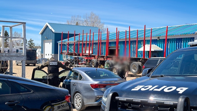 Les perquisitions à Longue-Rive mobilisent des policiers des quatre coins du Québec.