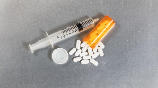 À compter du 1er avril, les médecins albertains seront obligés, avant toute prescription, de vérifier les antécédents de leurs patients en consultant une base de données pharmaceutique. À compter du 1er avril, les médecins albertains seront obligés, avant toute prescription, de vérifier les antécédents de leurs patients en consultant une base de données pharmaceutique.
