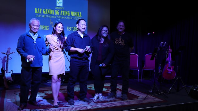 Isang grupo ng tao sa entablado.