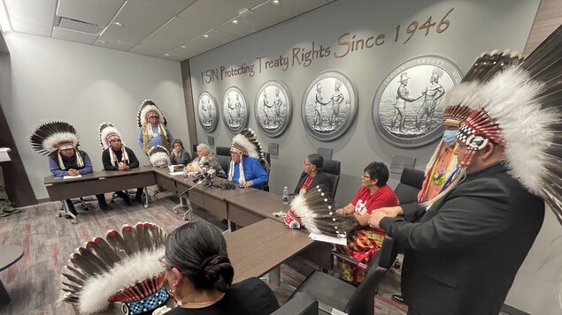 Des chefs autochtones se rassemblent dans les bureaux de la Fédération des nations autochtones souveraines de la Saskatchewan (FSIN) pour dénoncer le projet de loi Saskatchewan First le 16 décembre 2022.