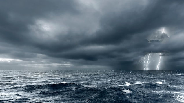 Un orage au-dessus de l'océan.