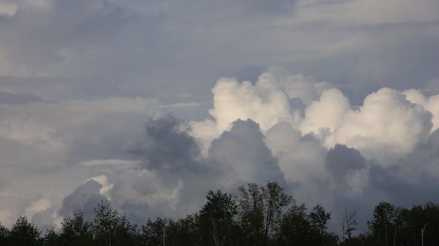 Des nuages plombent le ciel de Sherbrooke à la veille d'un orage.