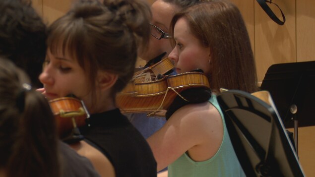 Les violonistes sont attentives à leur partition musicale Les violonistes sont attentives à leur partition musicale