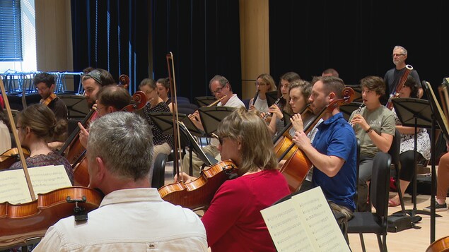 Les musiciens de l'Orchestre symphonique de l'Estuaire sont en répétition Les musiciens de l'Orchestre symphonique de l'Estuaire sont en répétition