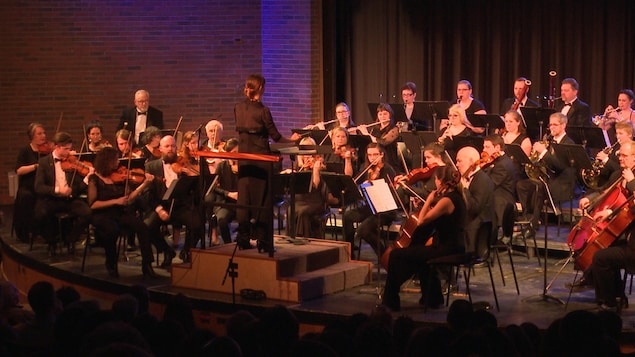 Plan large de l'ensemble des membres de l'Orchestre. Plan large de l'ensemble des membres de l'Orchestre.