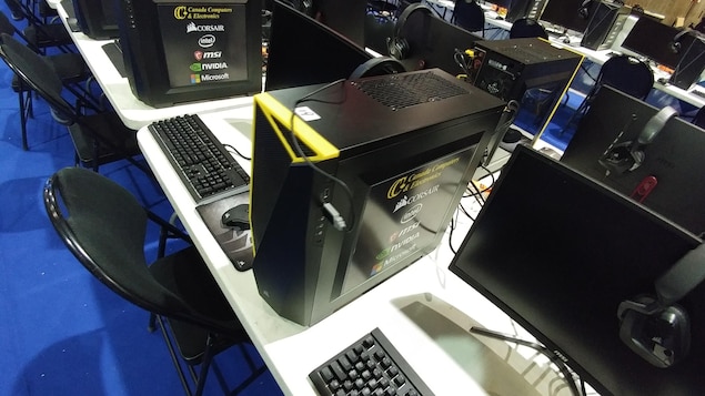 Plusieurs dizaines d'ordinateurs sont installés sur de longues tables. Plusieurs dizaines d'ordinateurs sont installés sur de longues tables.