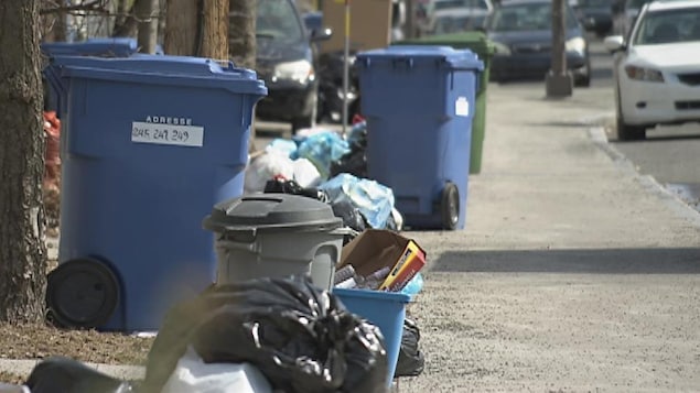 Des ordures ménagères et des matières recyclables sur le bord d'une rue.